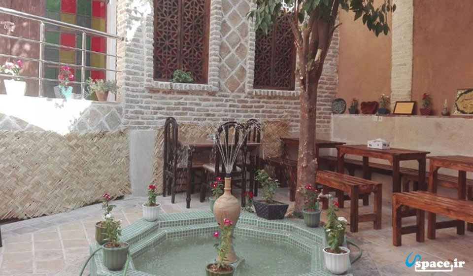 نمای محوطه اقامتگاه بوم گردی گلستان راز - شیراز